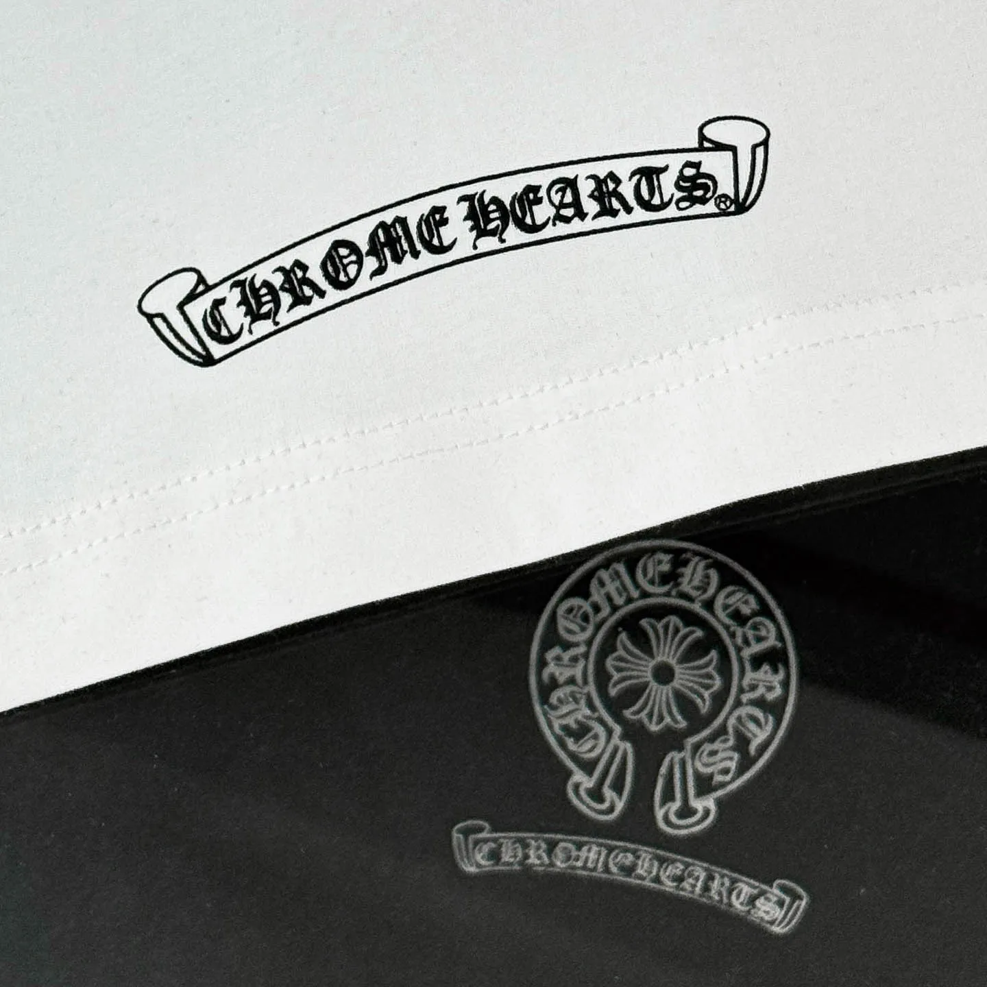 P170 Chrome Hearts Chrome Hearts 25 high version. The fabric is made of 300g high-density pure cotton. It does not deform or shrink. It has three labels. It is the same style for men and women. Technology: Gradient digital printing. Color: White. Black. SIZE: S-XL.